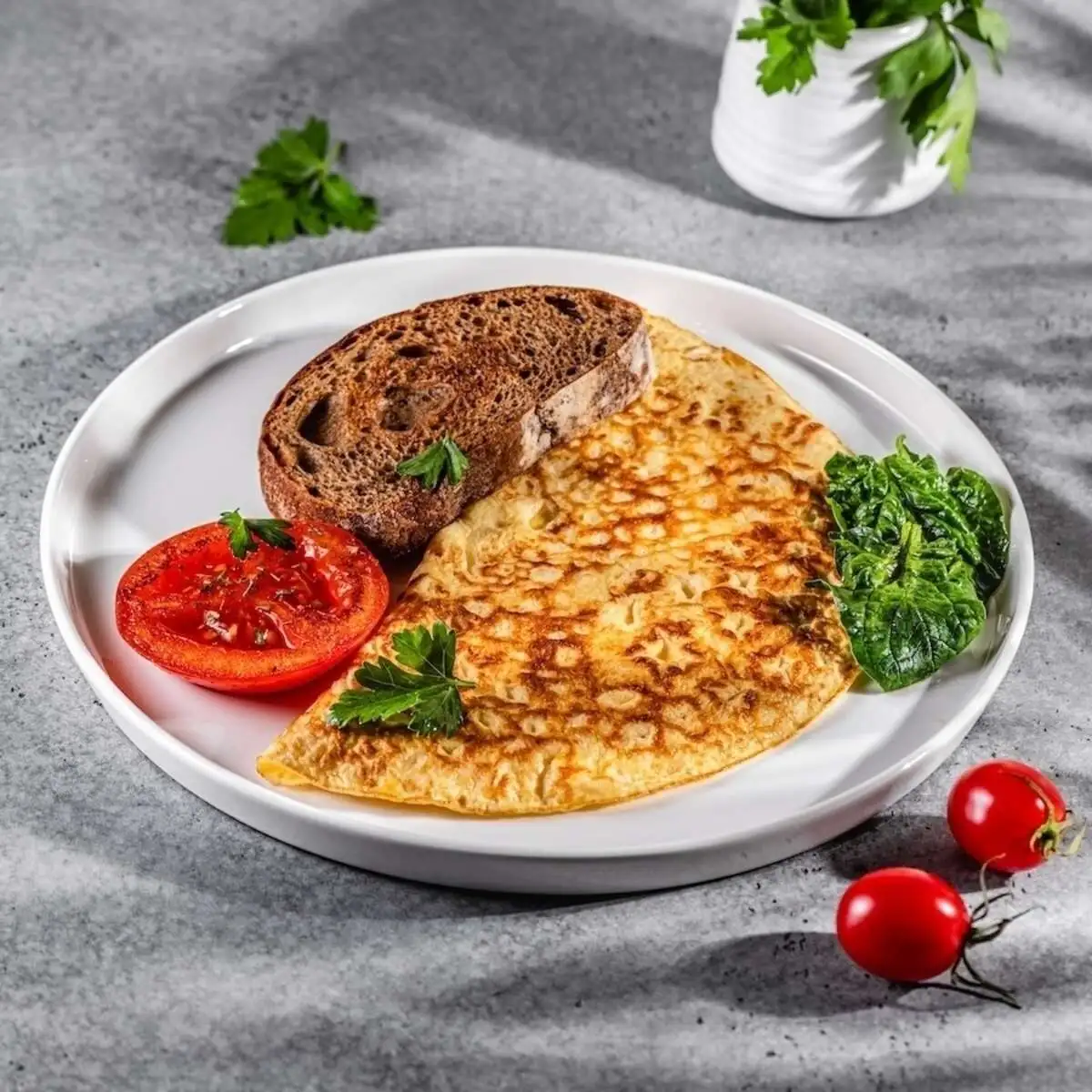 Омлет с помидором