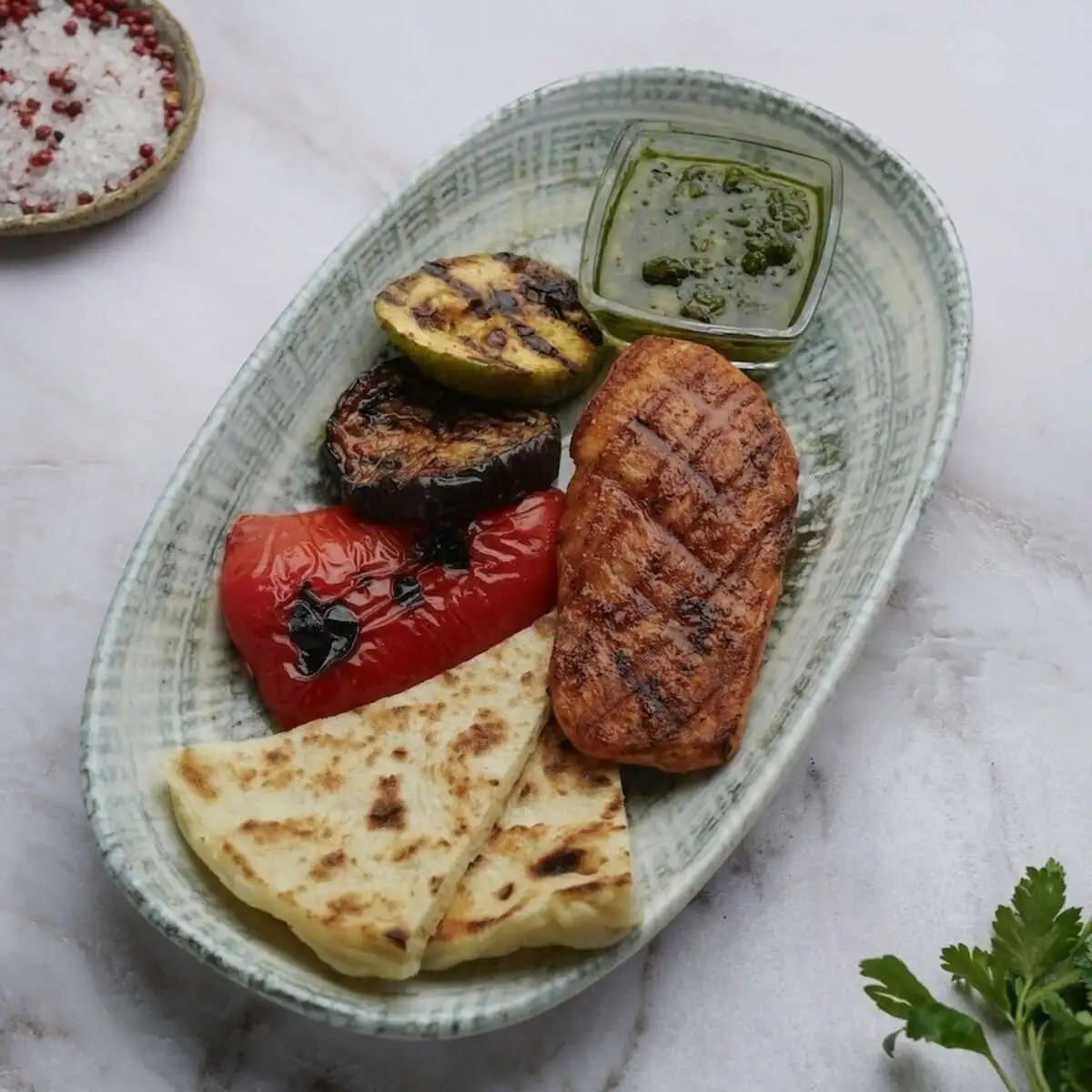 Стейк из курицы с овощами