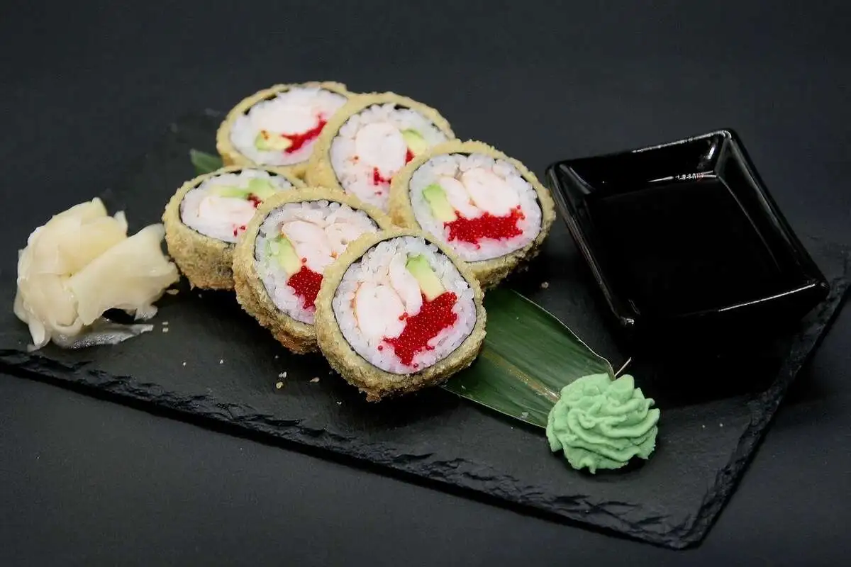 ЖАРЕНЫЙ РОЛЛ С КРЕВЕТКОЙ И ТОБИКО