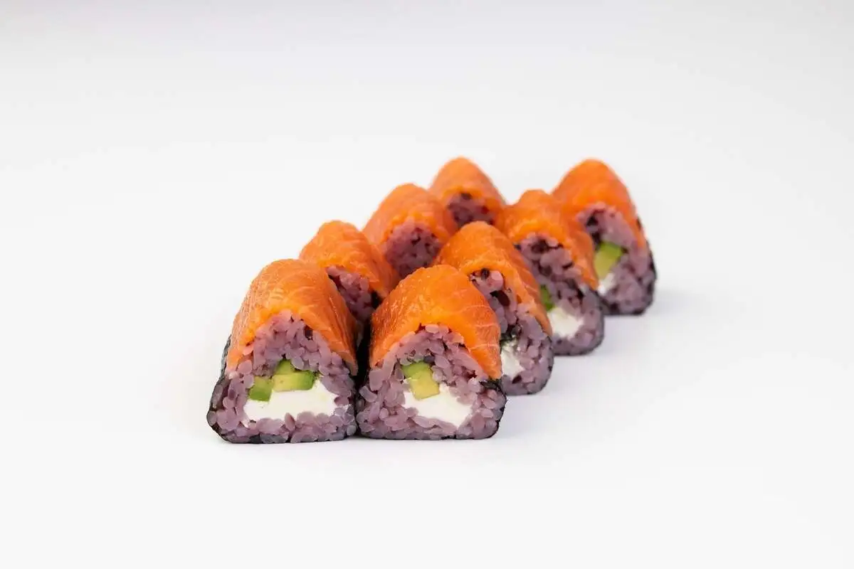 Лавандовый ролл "Санкаку" с лососем