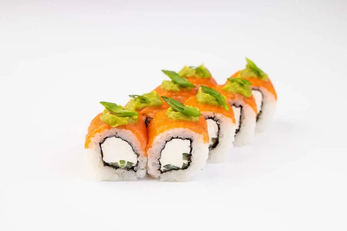 Ролл "Лайт филадельфия" с гуакамоле и луком