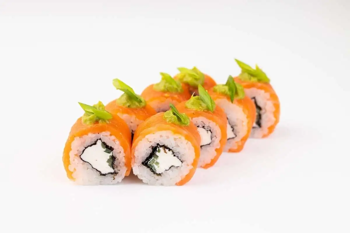 Ролл "Филадельфия" с гуакамоле и луком