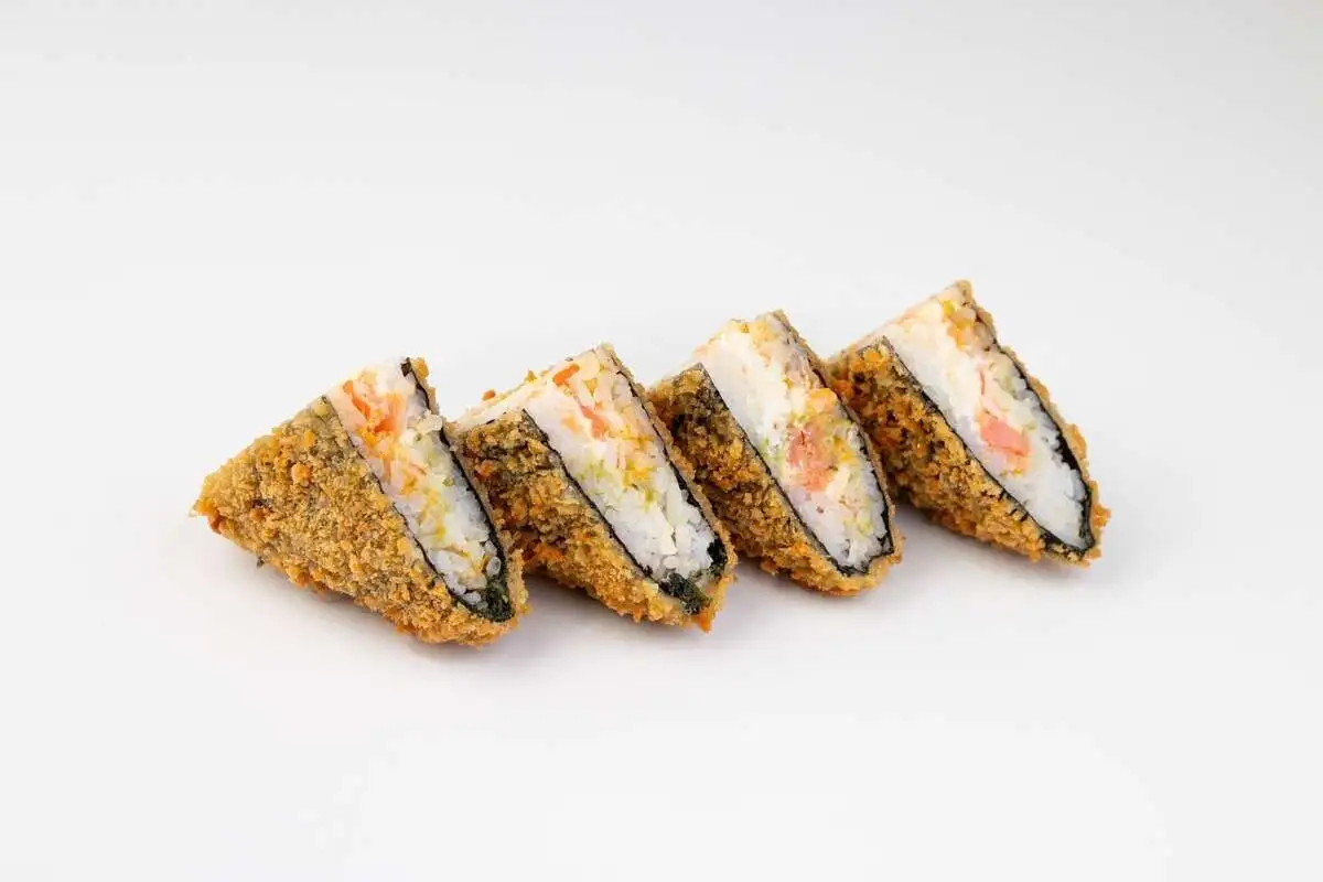 Ролл «Сандочи» с лососем, снежным крабом и гуакамоле