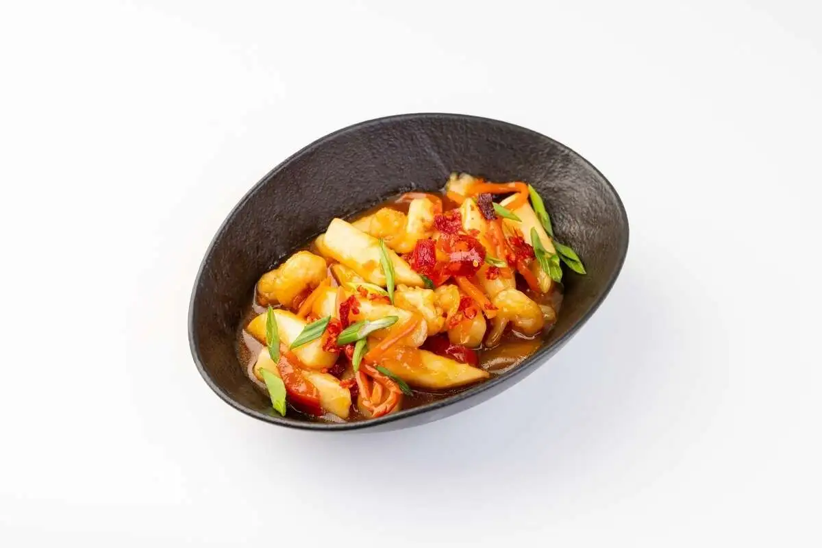 Рисовые клёцки «Токпокки» с креветками в соусе терияки