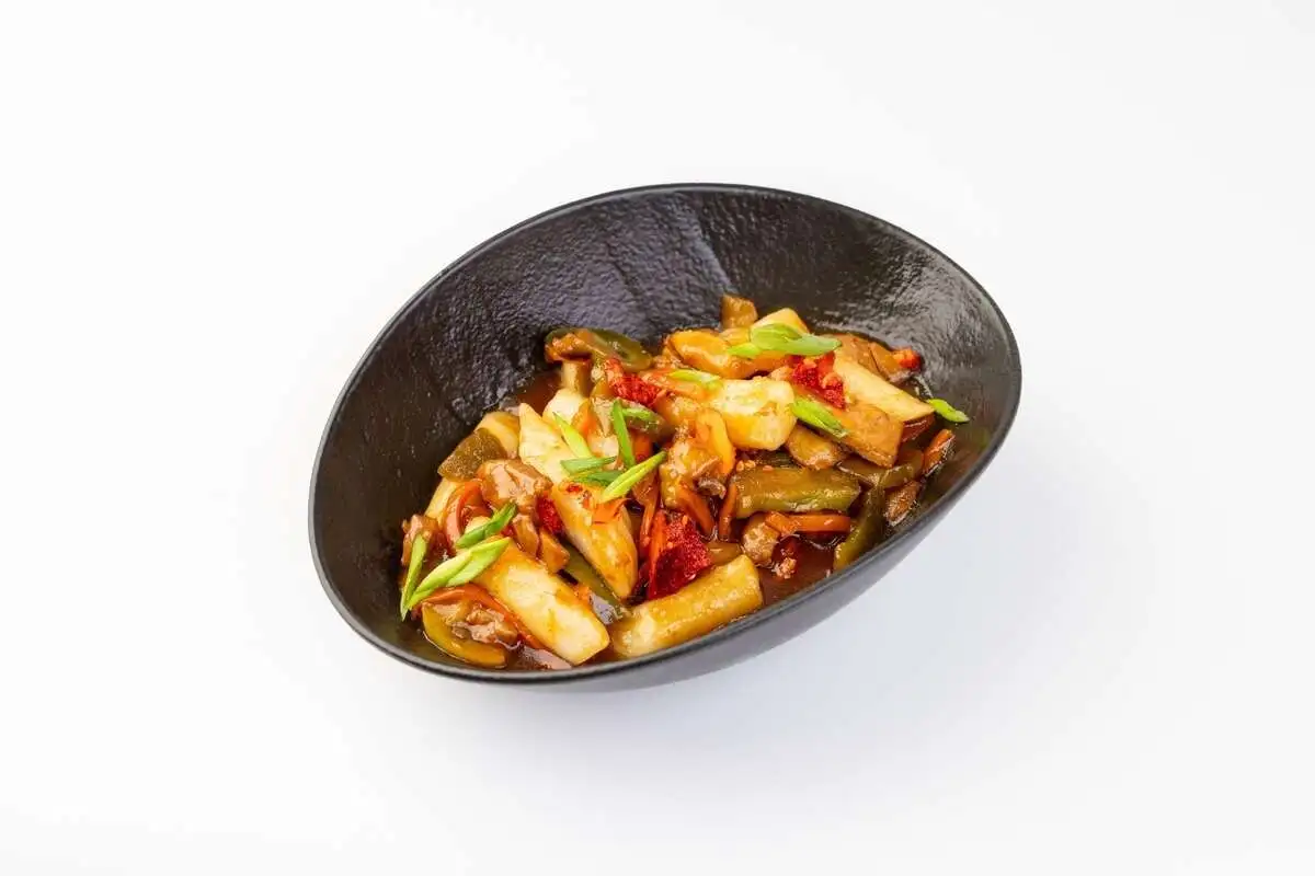 Рисовые клёцки «Токпокки» с курицей в соусе терияки