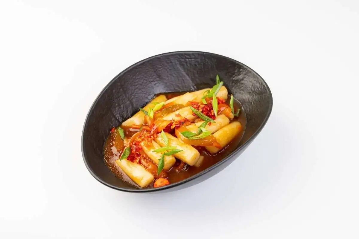 Рисовые клёцки «Токпокки» с овощами в перечном соусе