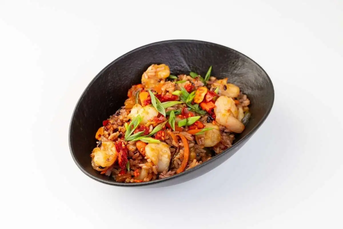 Жареный лавандовый рис с креветками в соусе терияки