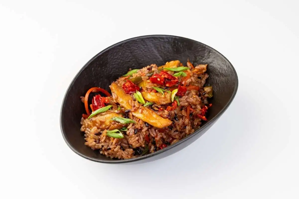 Жареный лавандовый рис с курицей в перечном соусе