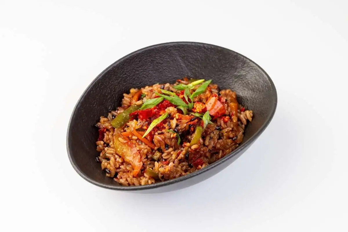 Жареный лавандовый рис с овощами в соусе терияки