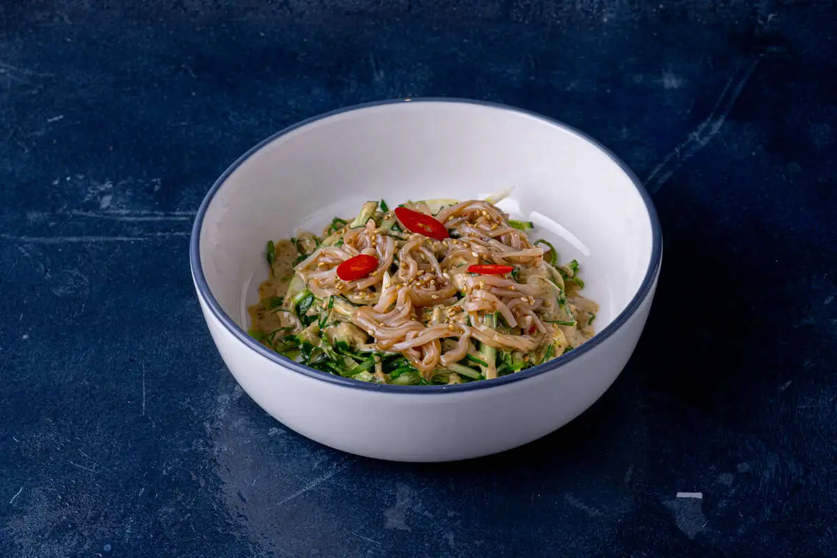 Салат Чука и маринованный кальмар