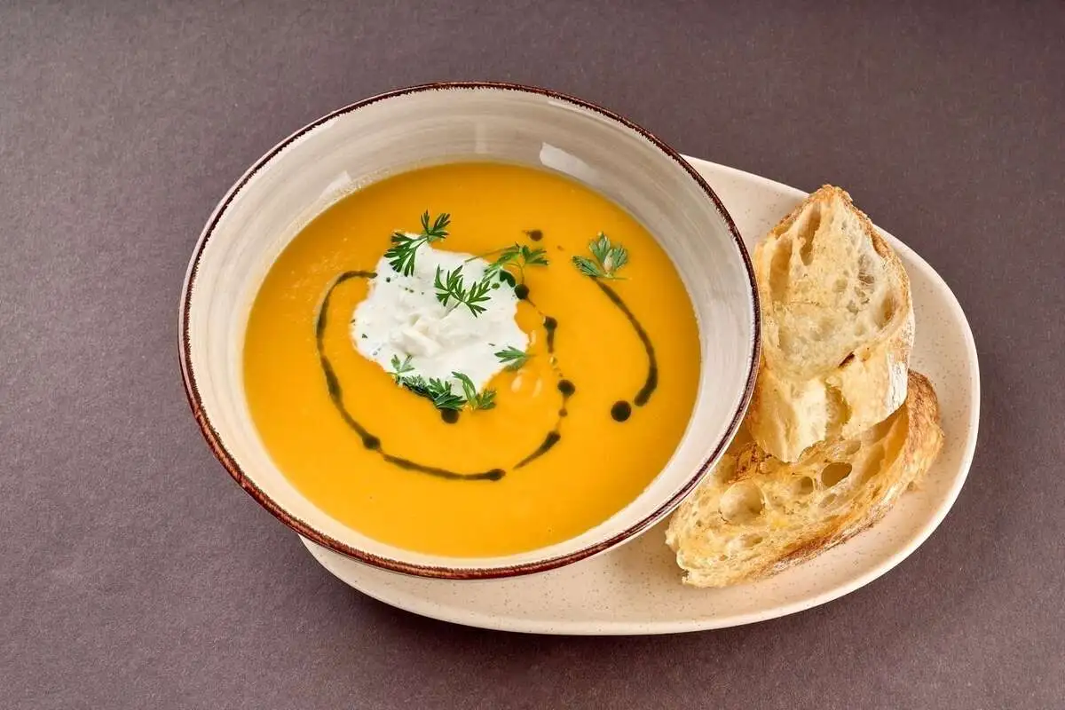 Крем-суп из печённой тыквы с багетом и страчателлой