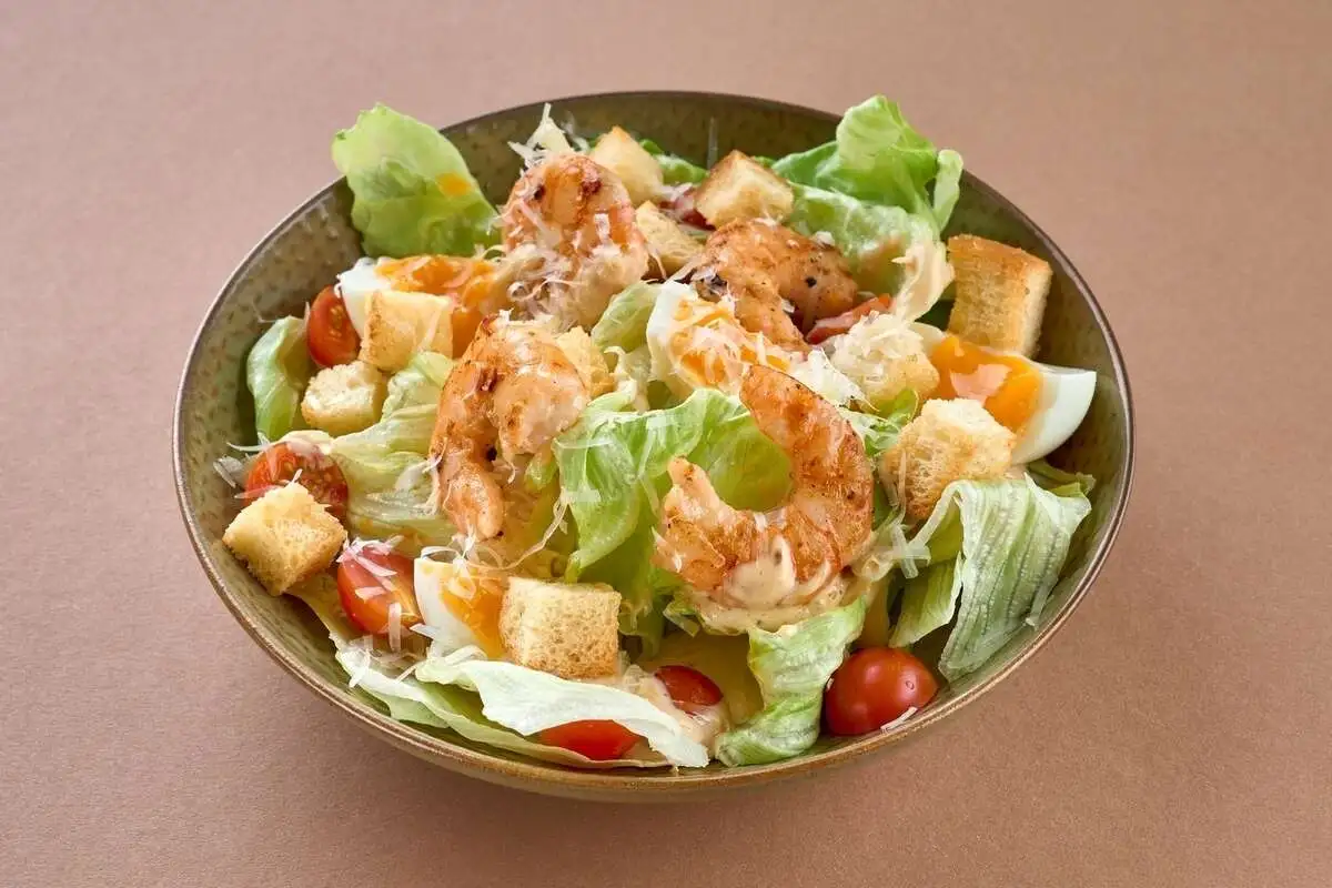 Салат Цезарь с креветками 