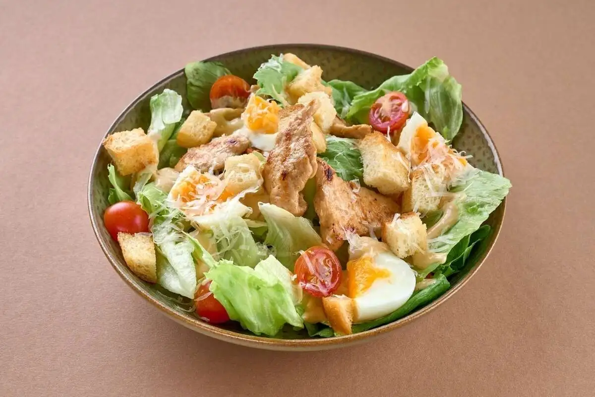 Салат Цезарь с курицей