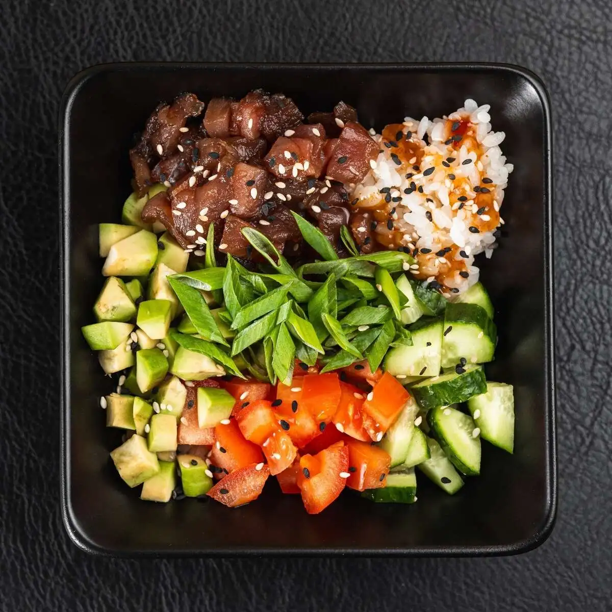 Поке с тунцом и авокадо