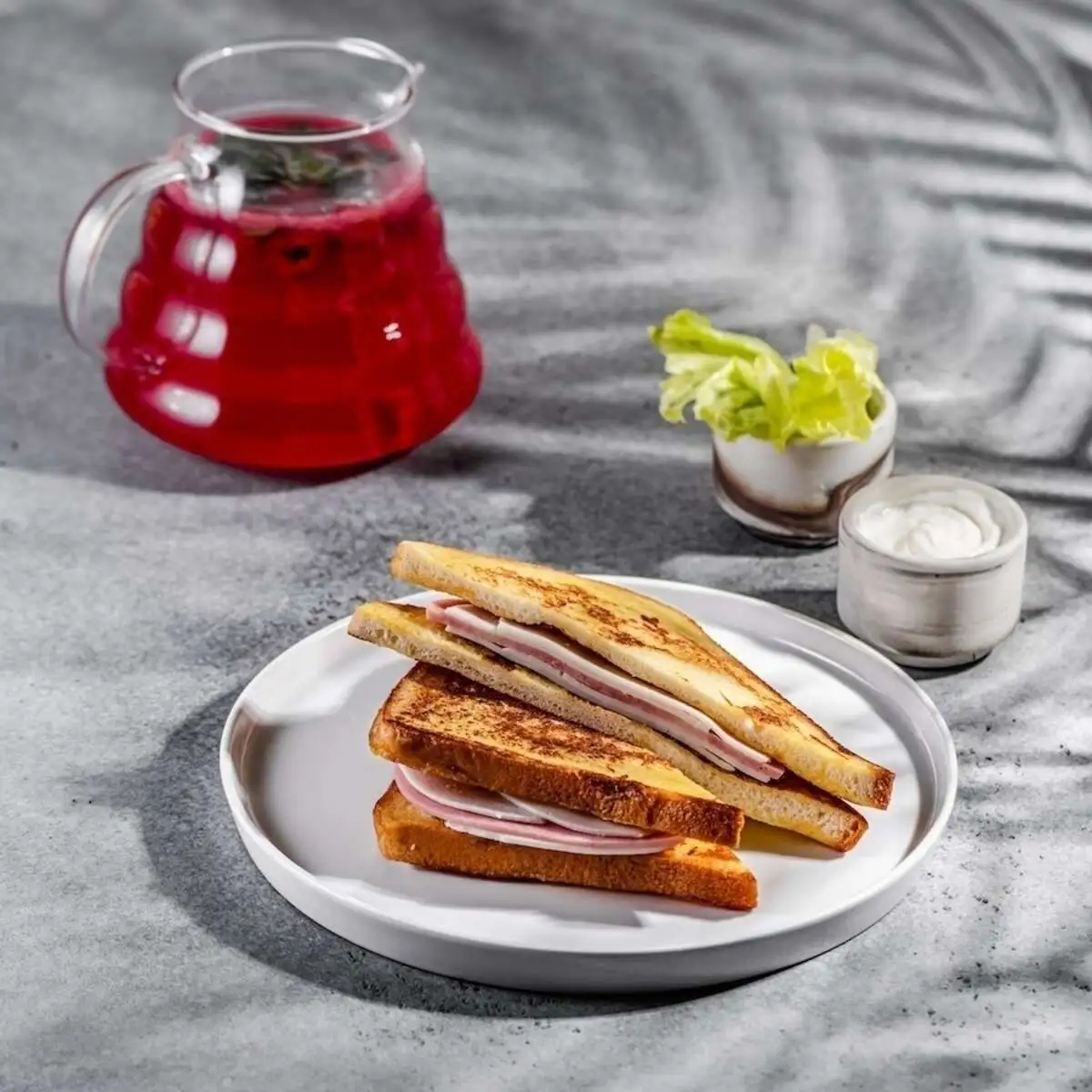 Тост с ветчиной и чай малина-имбирь