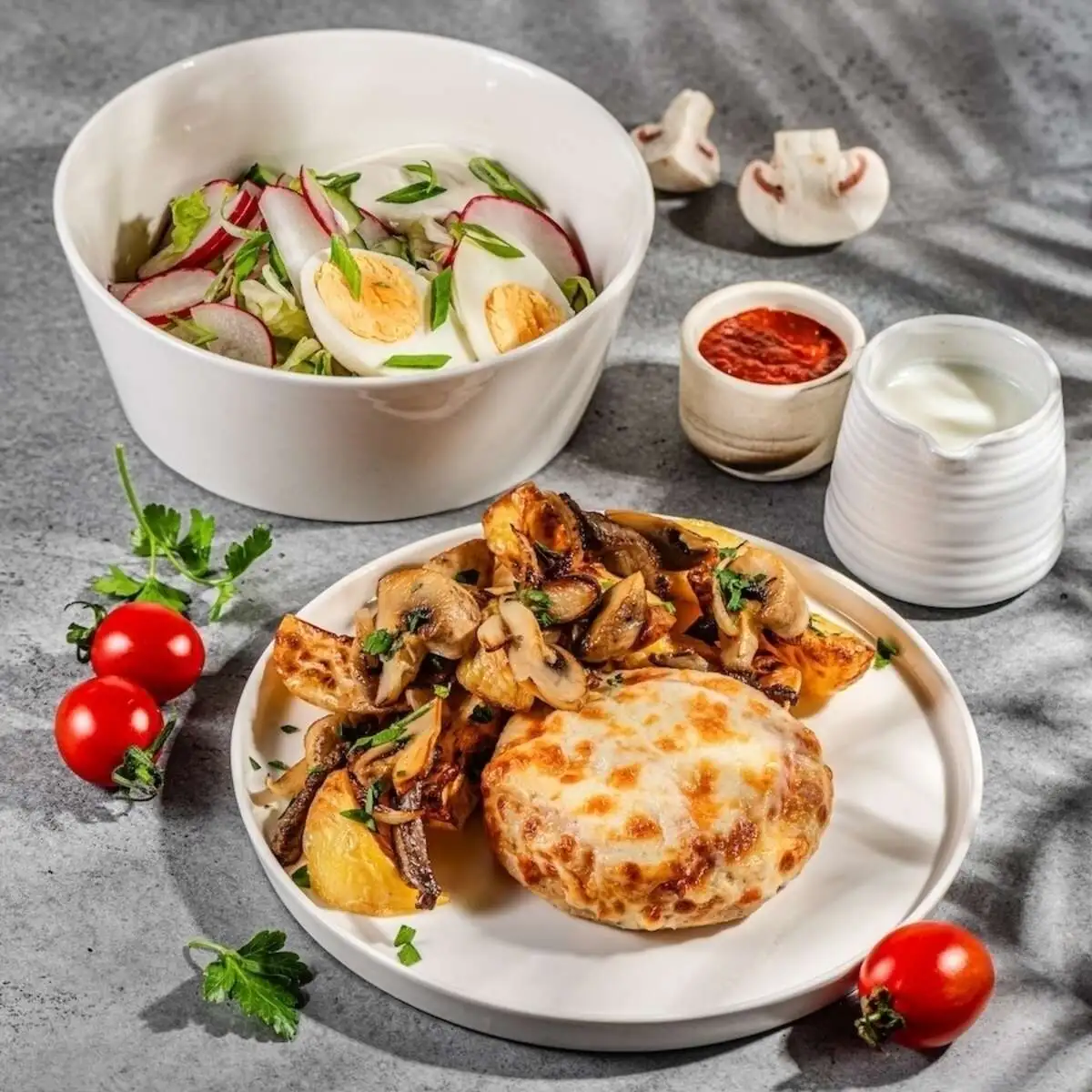 Биточек из курицы, картофель с грибами и салат из редиски