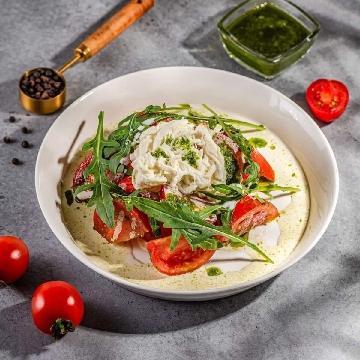 Салат со страчателлой и томатами