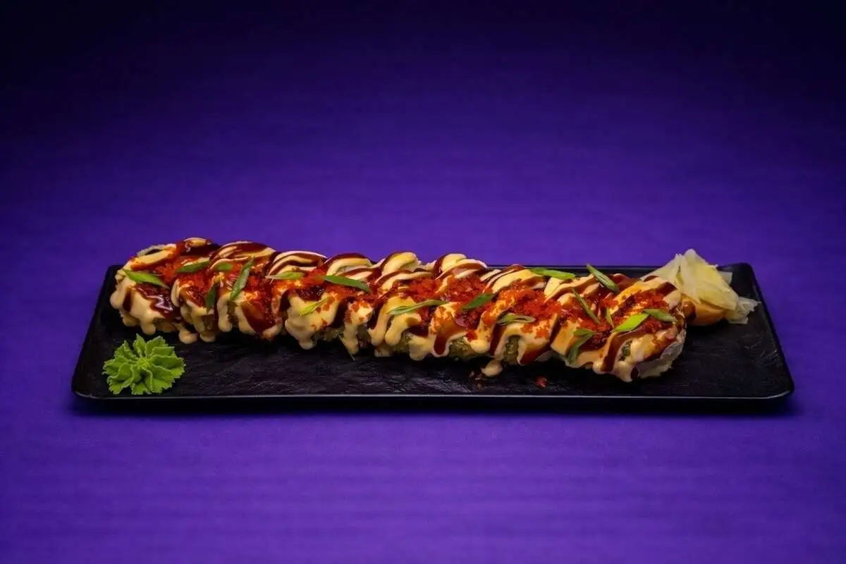 Горячий ролл шик с лососем