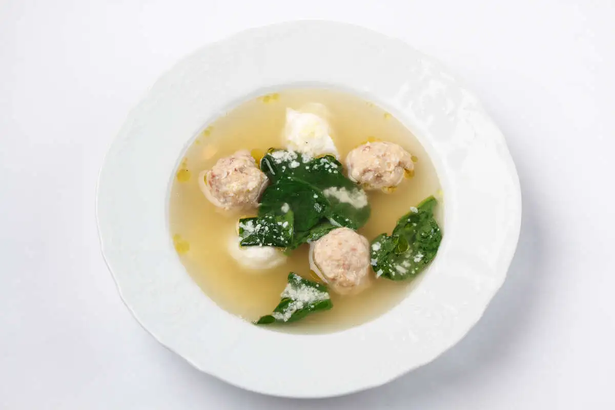 Куриный суп с польпетте, шпинатом и перепелиным яйцом
