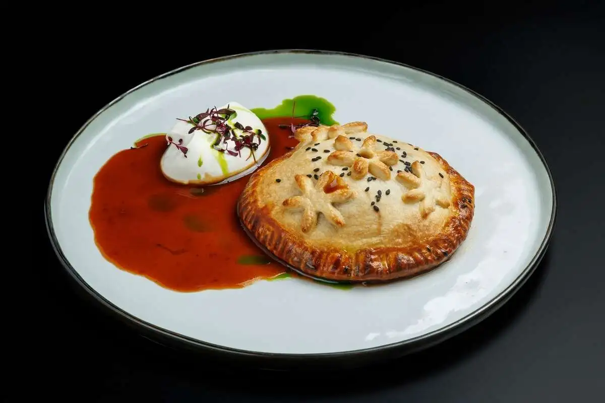 Пирог с томленой щекой и грибами