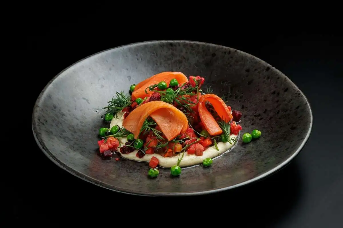 Винегрет с слабосоленым лососем и кремом из кешью