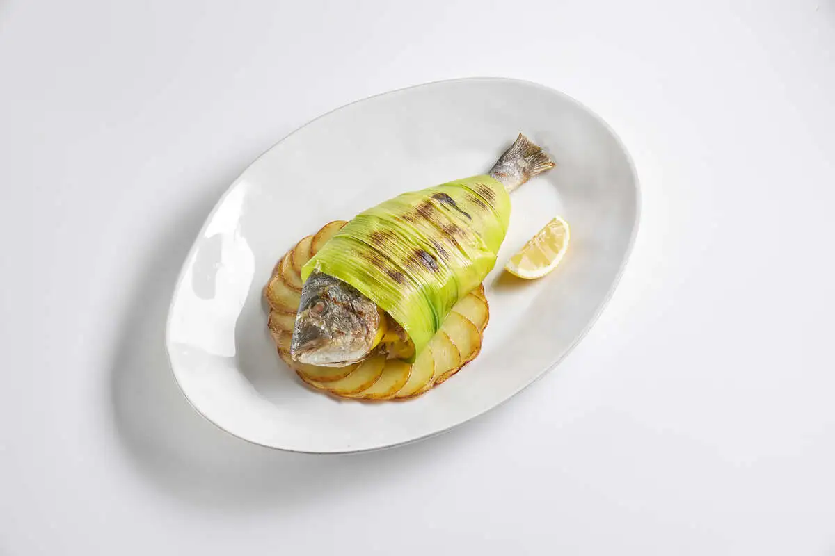 Дорадо в луке порей (500)