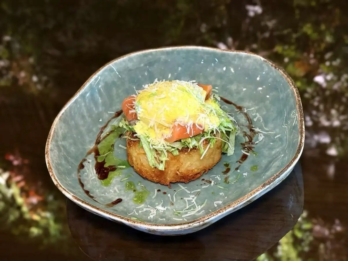 Картофельный бранч лососем и яйцом пашот/Potato brunch with salmon and poached egg