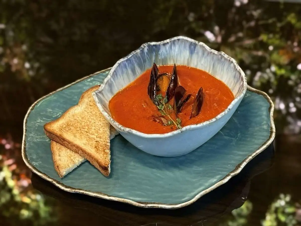 Томатный суп с креветками и мидиями/Tomato soup with shrimp and mussels