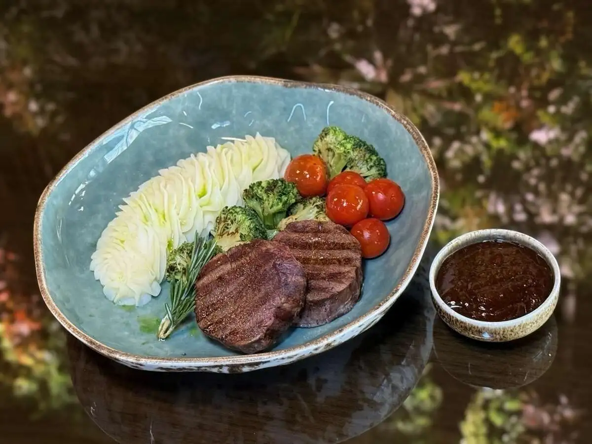 Медальоны из говядины с картофельным пюре и соусом демиглас/Beef medallions