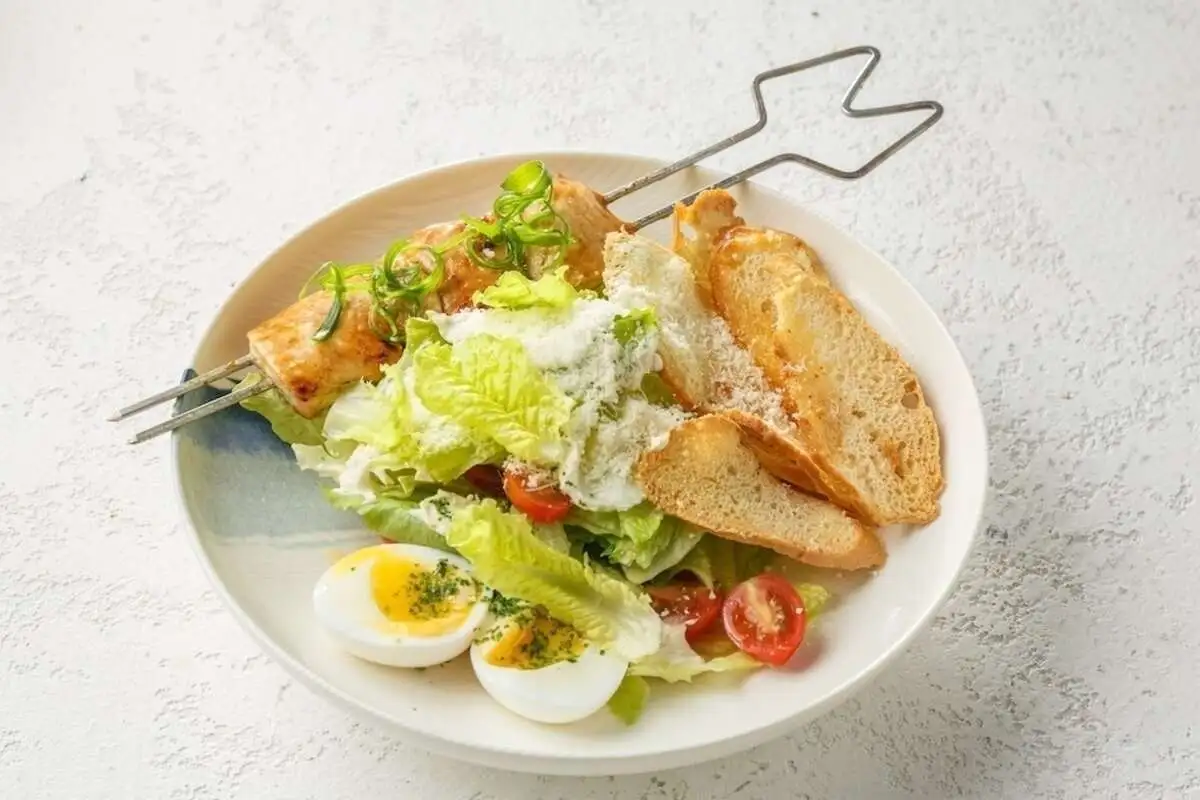 Салат Цезарь с курицей