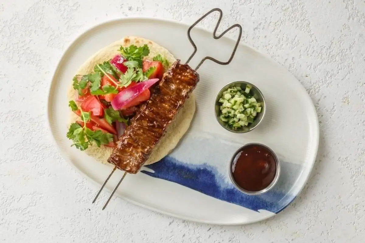 Говяжья лопатка с курдюком на огне 