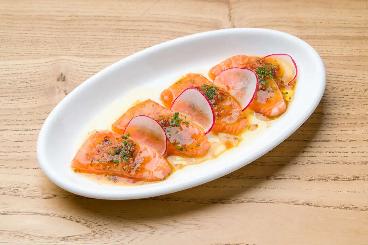 Крудо из лосося с цитрусовой сальсой и редисом