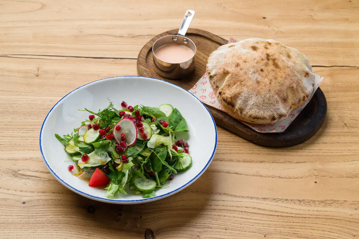 Ливанский салат Фатуш с надувной питой из печи