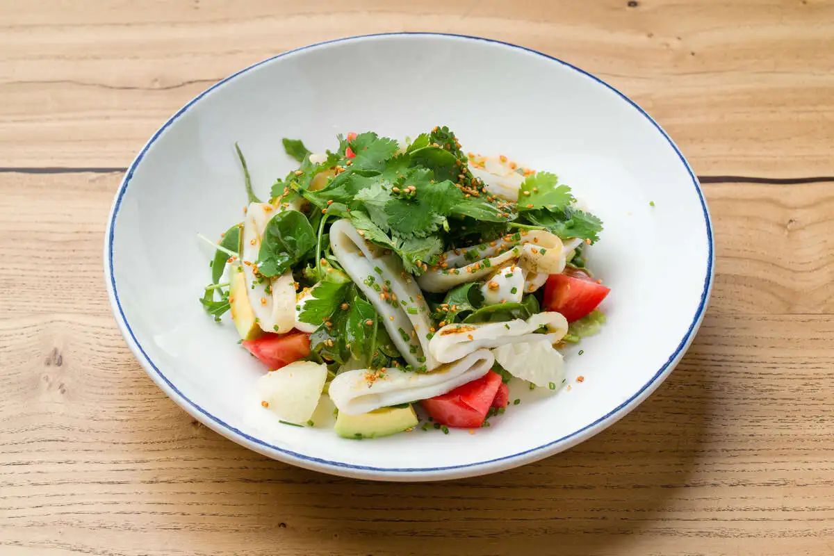 Салат с командорским кальмаром на гриле, томатами  и помело