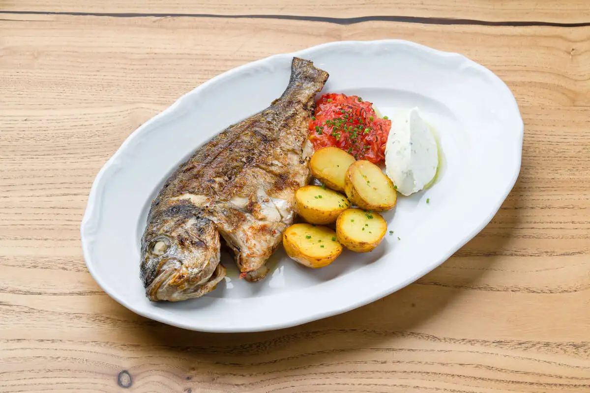 Дорадо на гриле с печеным томатом и картофелем