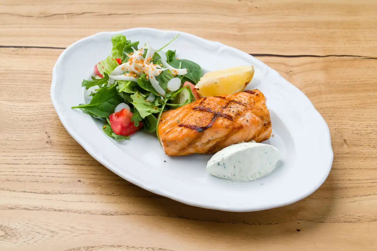 Лосось на гриле с зеленым салатом и дзадзики