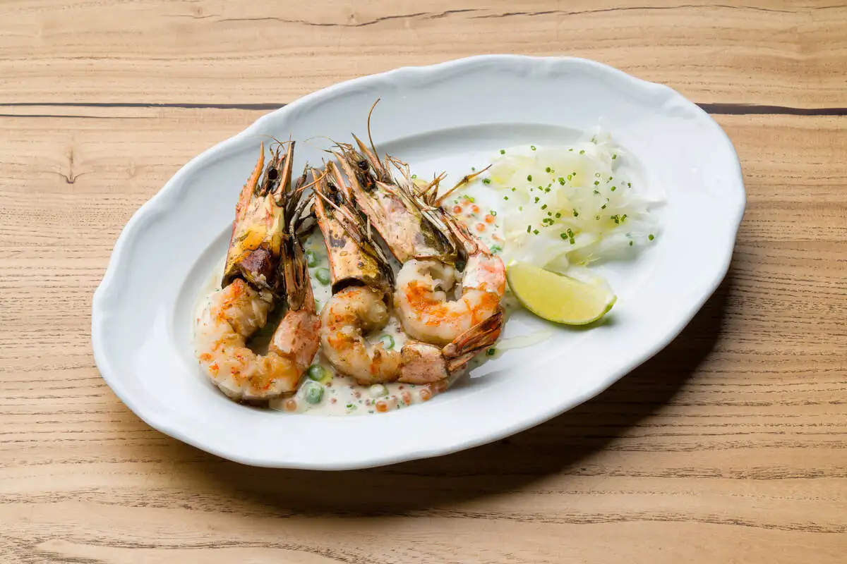 Тигровые креветки на гриле со сливочно-икорным соусом и фенхелем