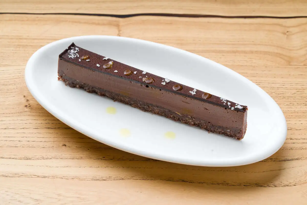 Шоколадный тарт с солью малдон