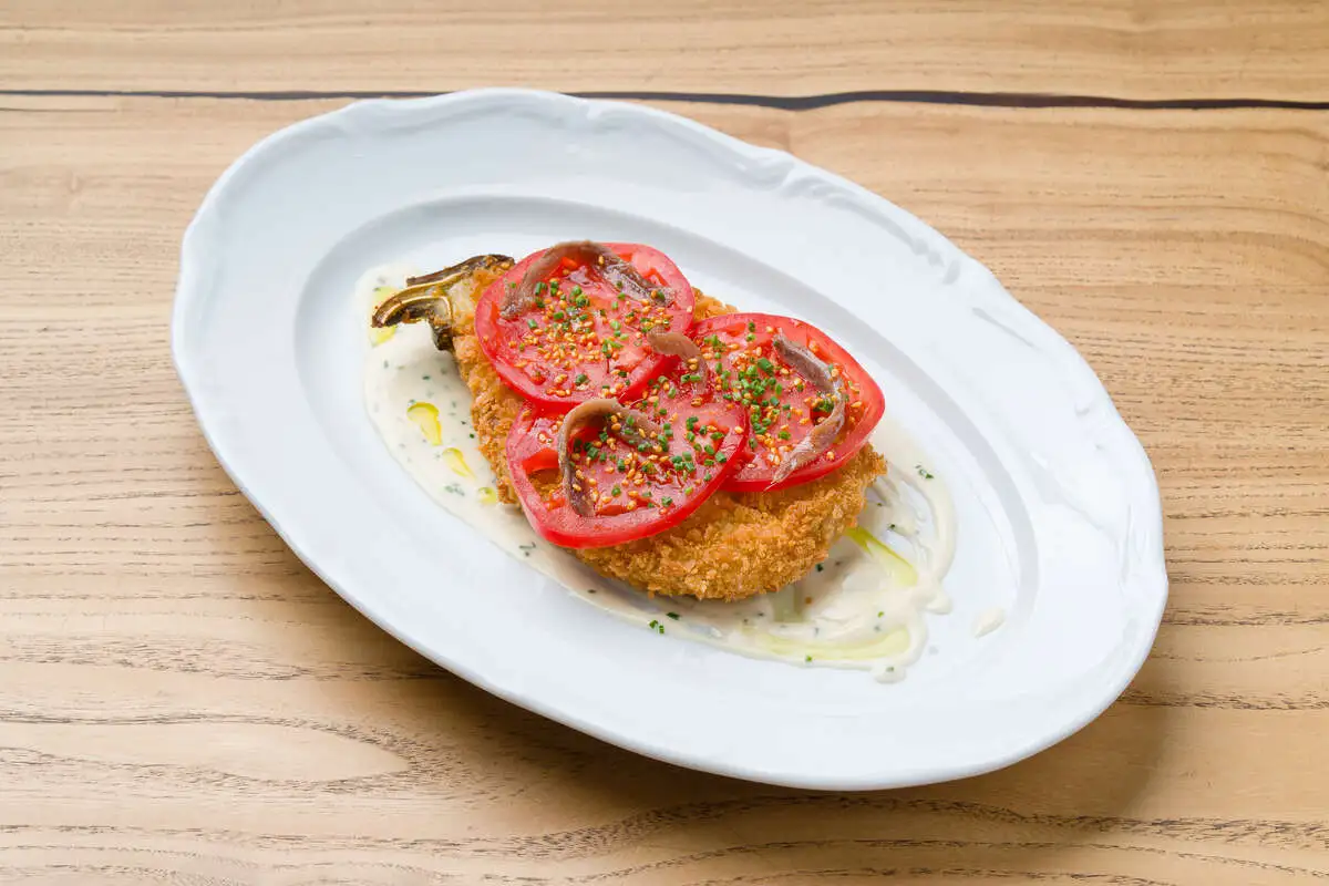 Шницель из баклажана с соусом слив тахини, томатами и анчоусами