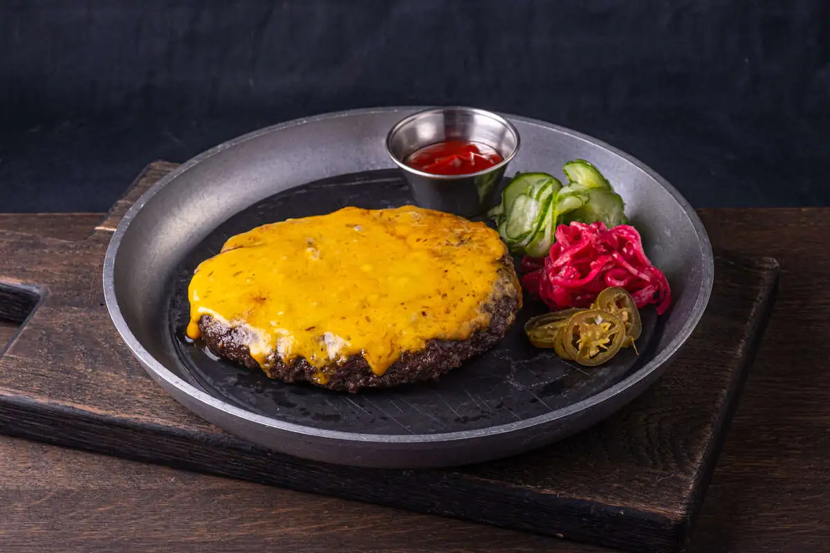 Котлета Буковски с сыром чеддер