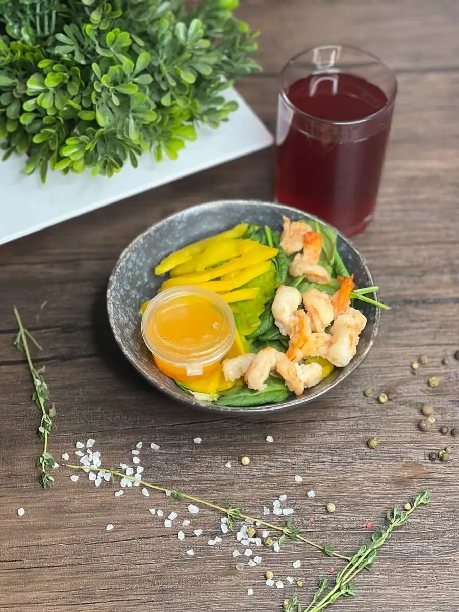 Салат с манго и креветками
