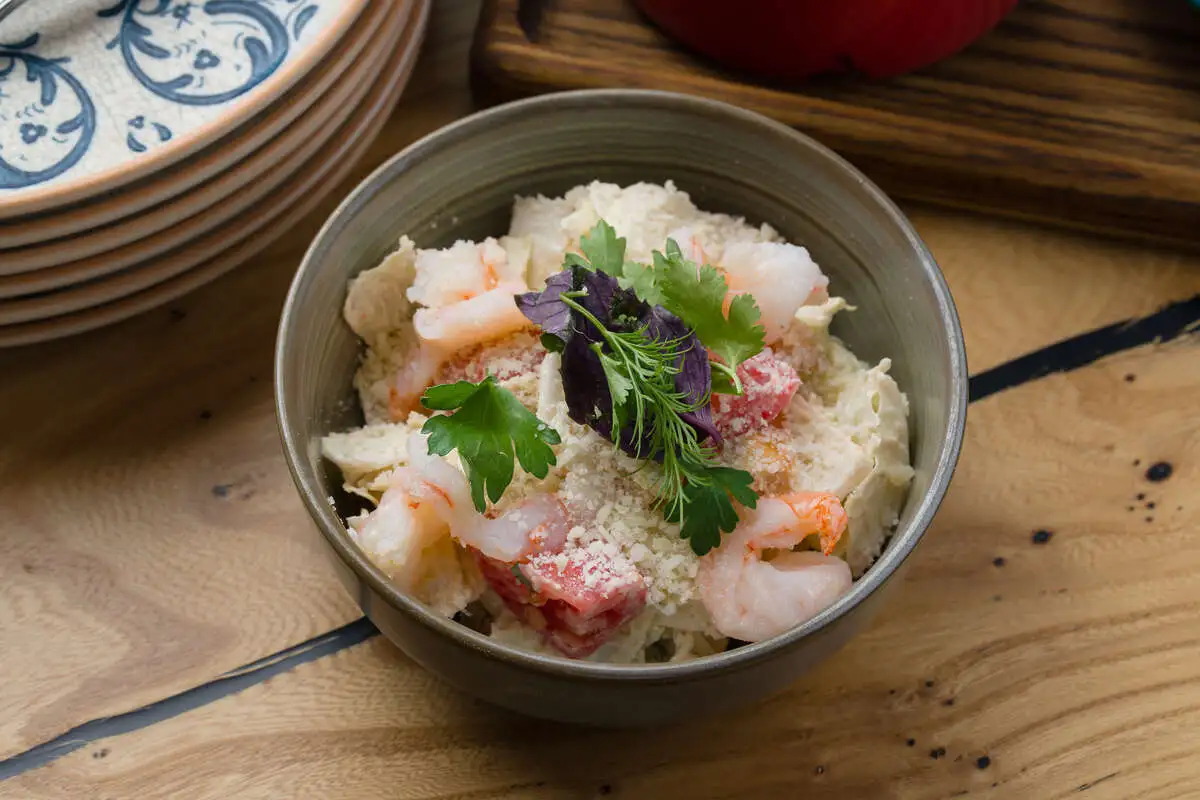 Салат цезарь с креветками