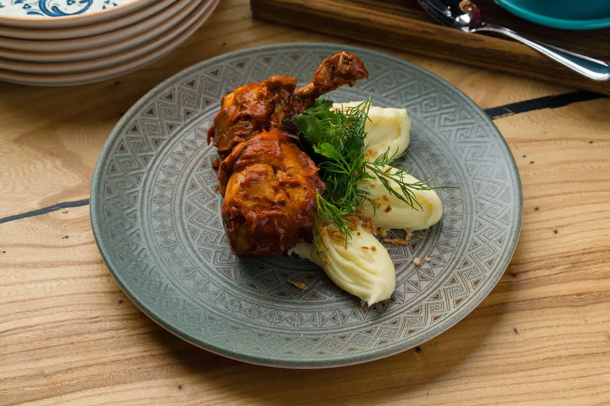 Томленная куриная голень с пюре 