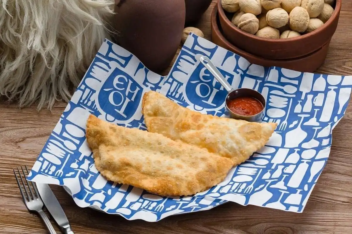  Чебурек традиционный с аджикой