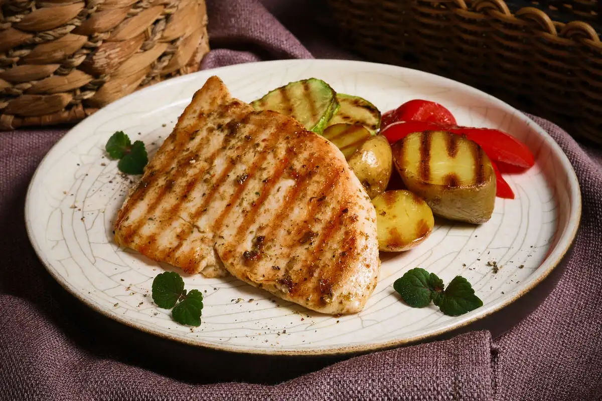 Куриная грудка на гриле с овощами