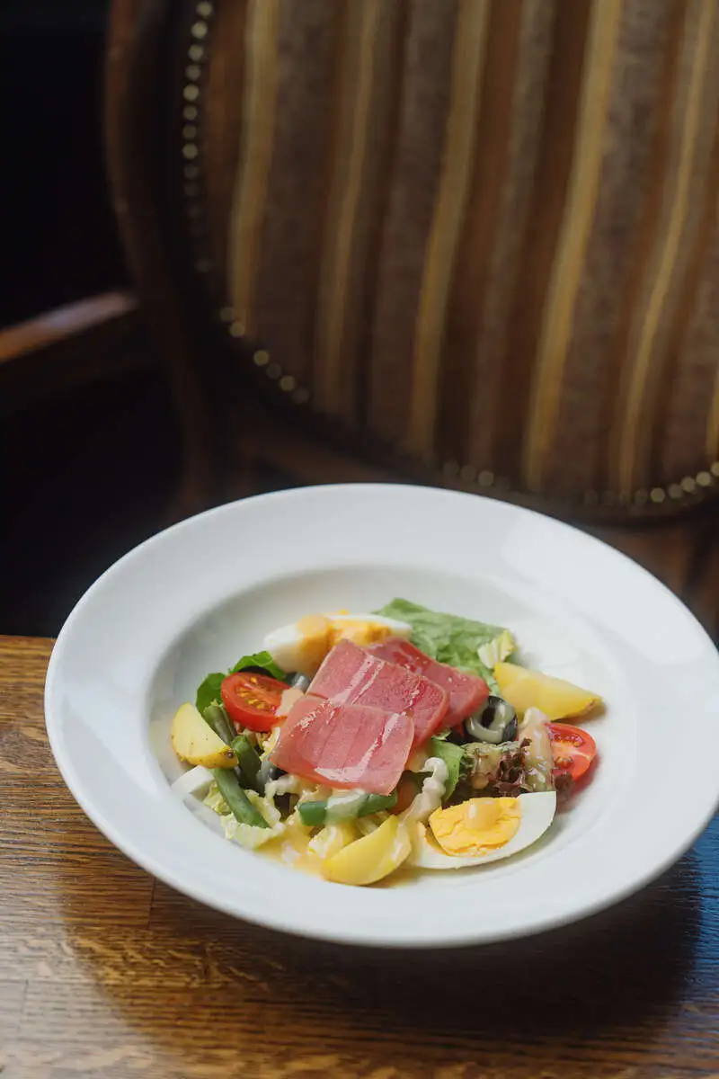 Салат нисуаз с розовым тунцом