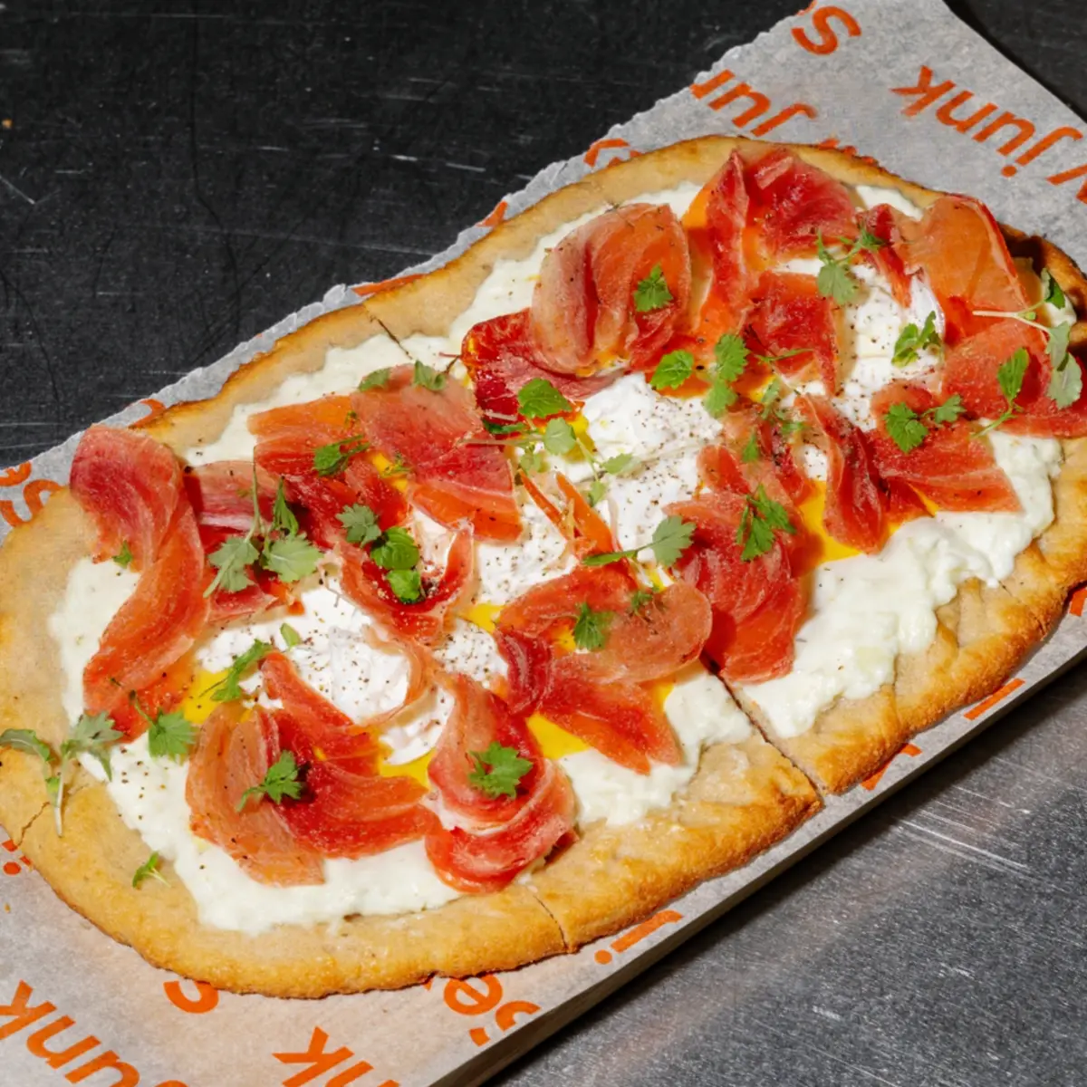 Кето-пицца с козьим сыром и хамоном