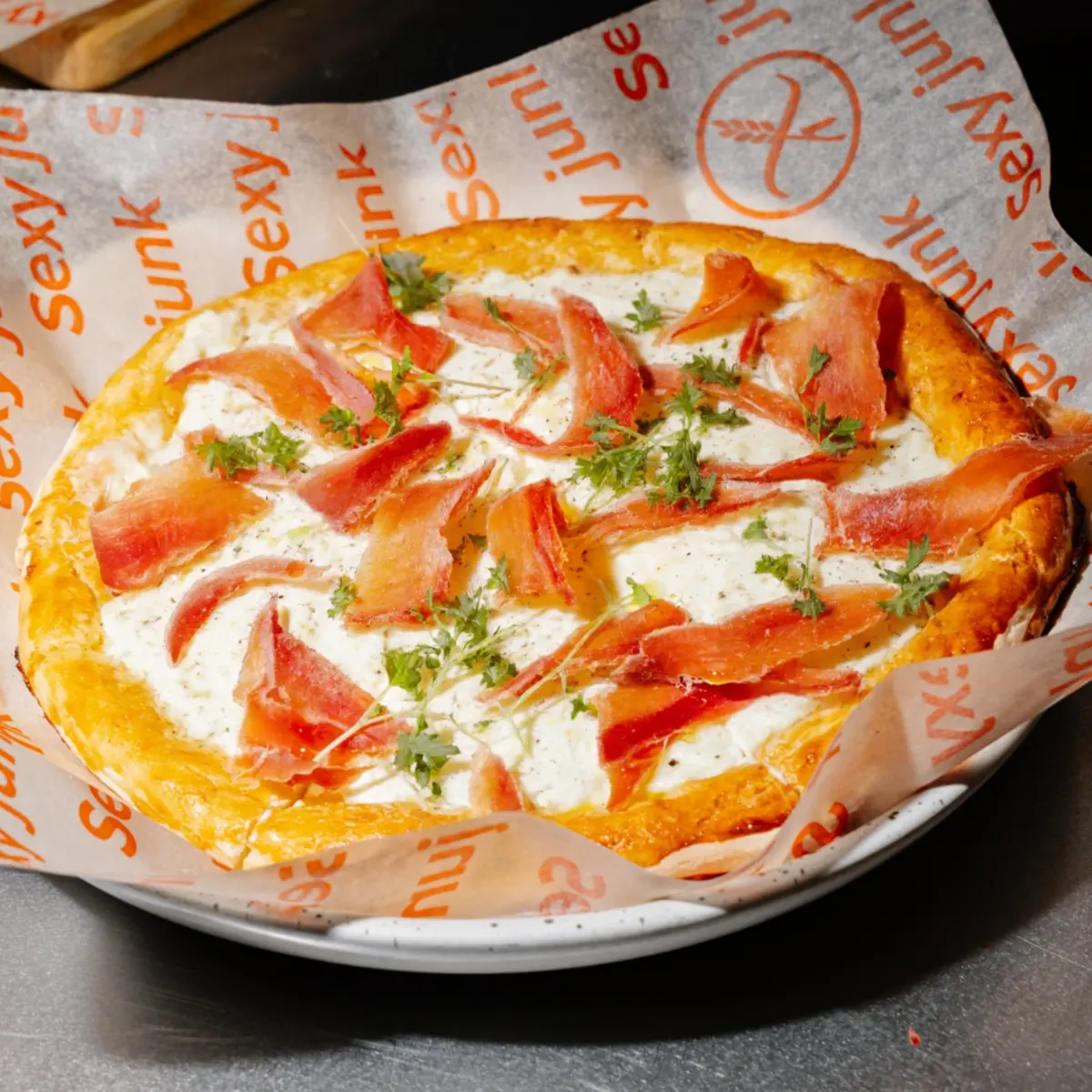 Pizza with goat cheese and jamon