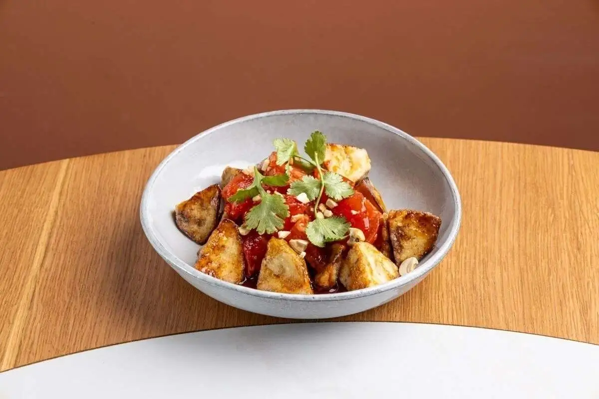 Баклажаны WOK, томаты, кешью, сладкий чили