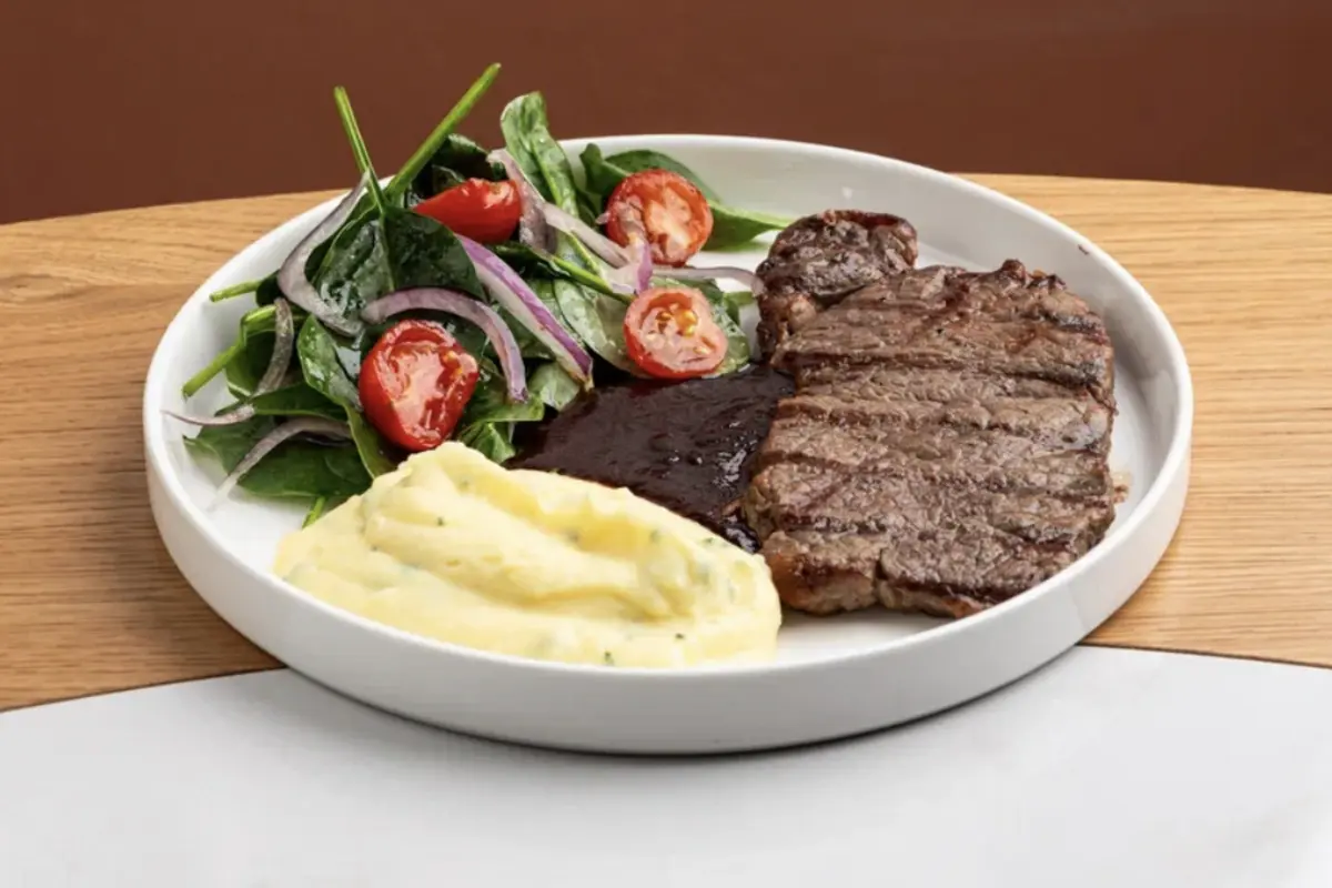 Стриплойн, помидоры, шпинат, перечный соус